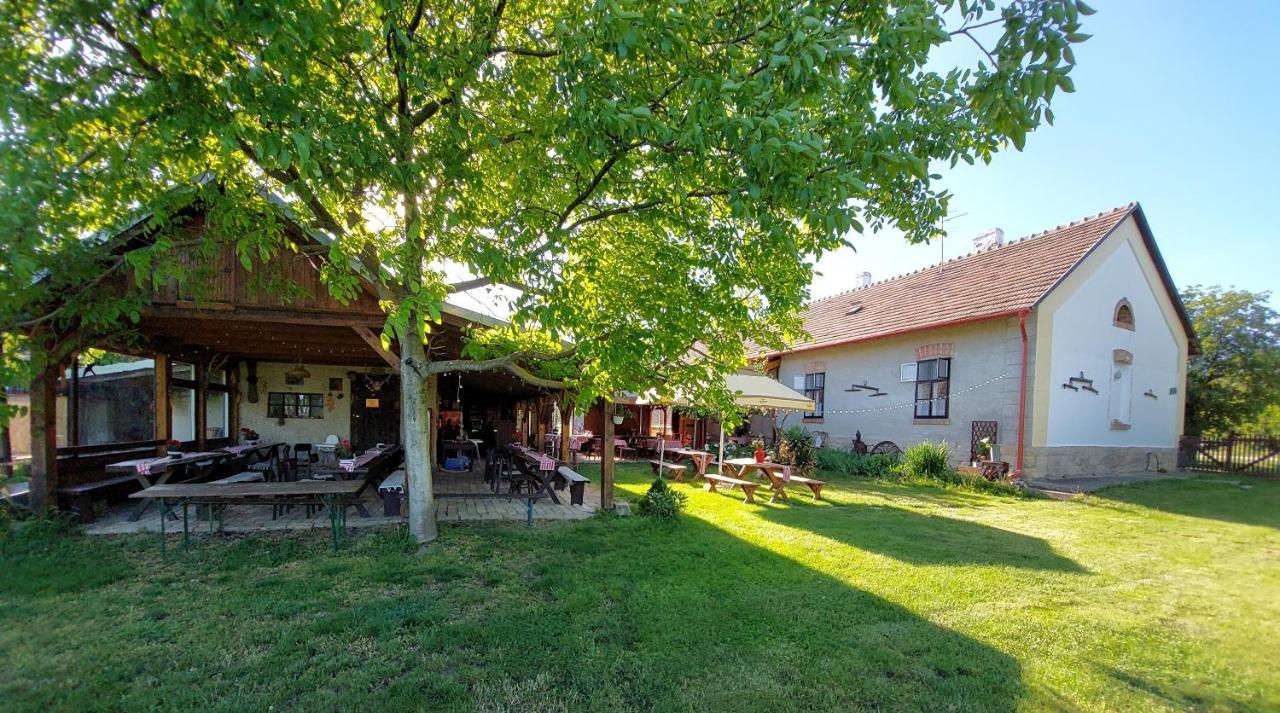 Kazmer Szallas - Gasthaus Varbalog Bagian luar foto